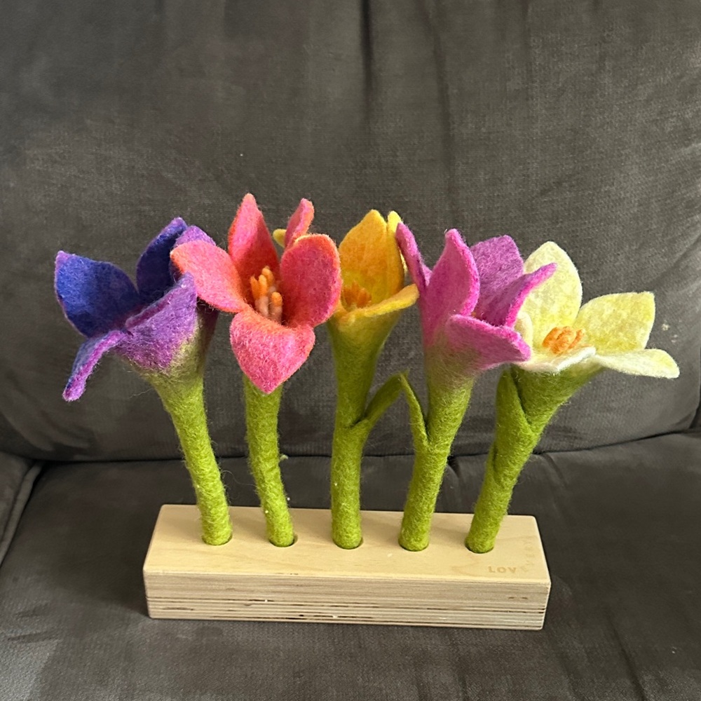 Lovevery Colorful Felt Flower Arrangement